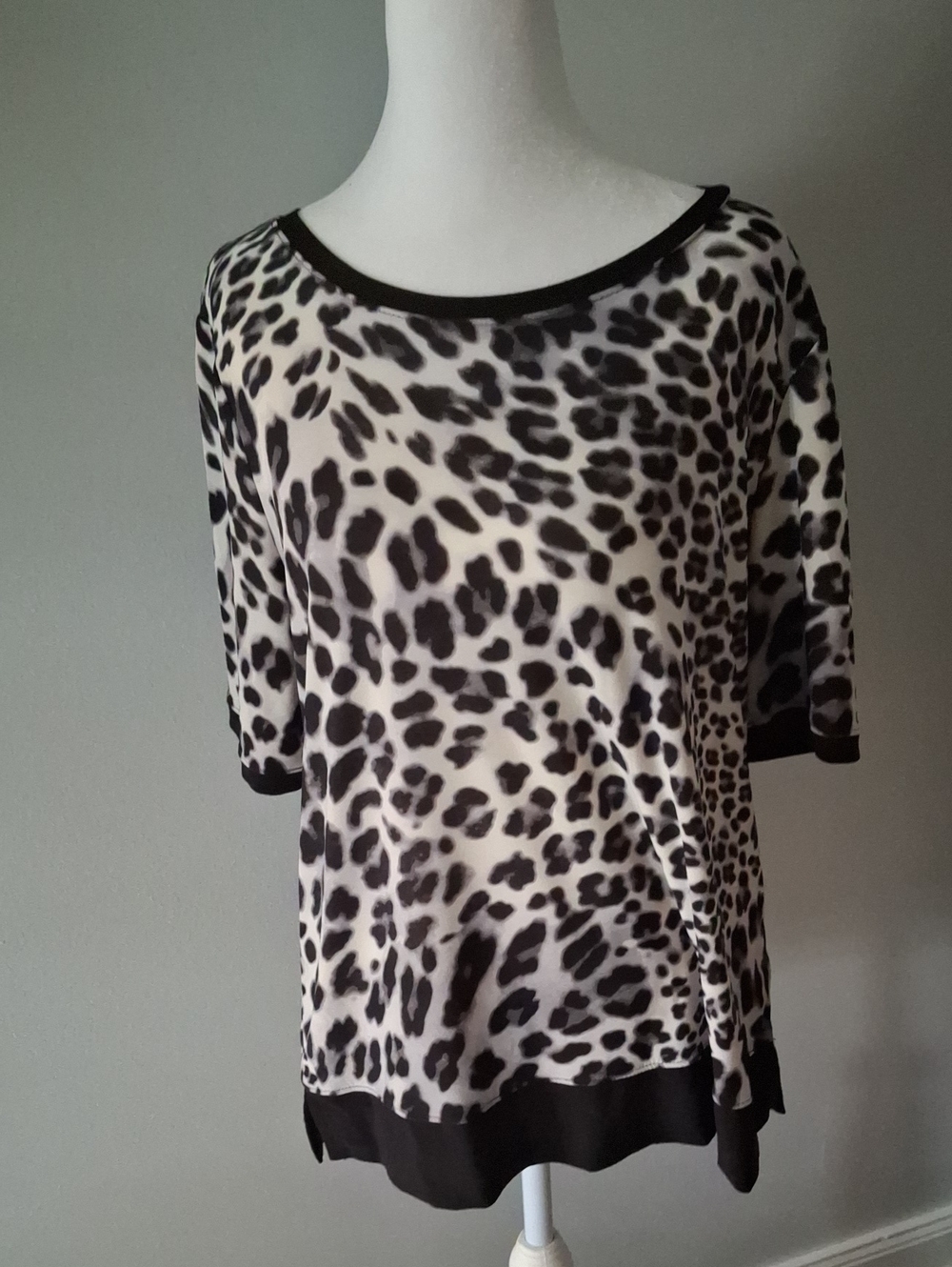 Anne Klein Black and White Leopard Print Short Sleeve Top